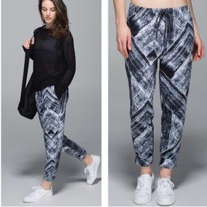 Lululemon Jet Crop *Full-On Luon Heat Wave White Black Size 4.